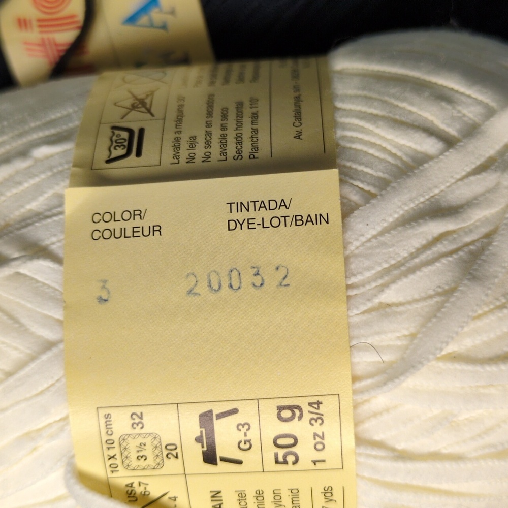Katia Buffalo Yarn Lot - 12 skeins Navy and 1 skein White - Picture 5 of 5